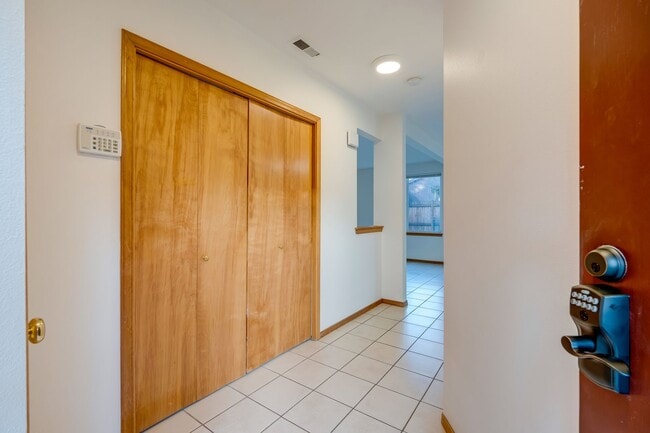 Building Photo - Modern Comfort in Silver Lake | 3-Bed, 2.5-Bath Home