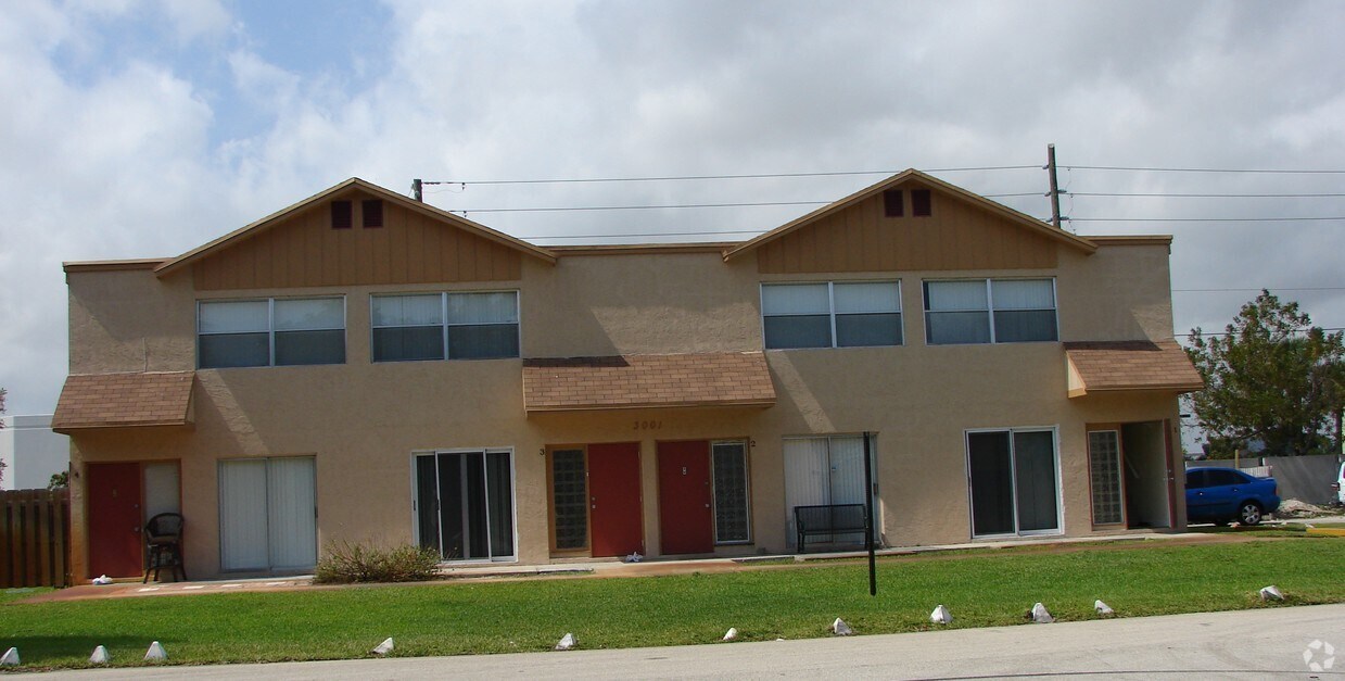 Building Photo - 3001 NW 5th Ter