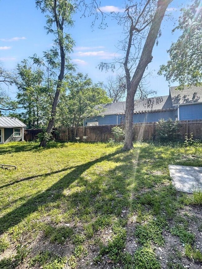 Foto del edificio - Charming 3-Bedroom Home with Fenced Yard a...