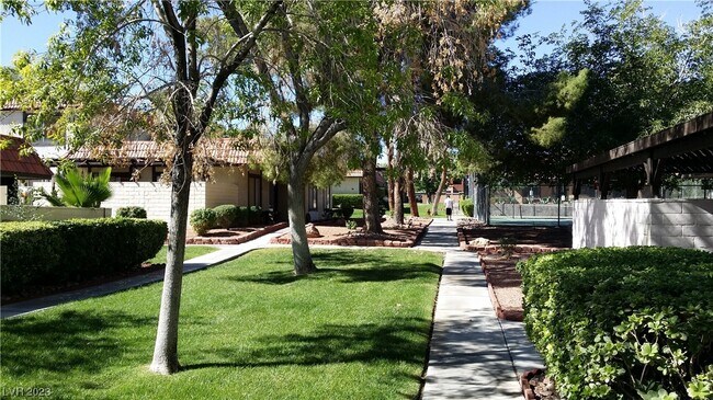 Foto del edificio - 260 Shadybrook Ln