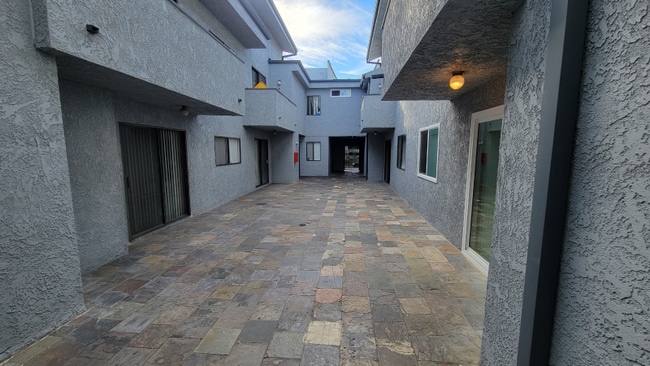 Foto del edificio - 13347 Victory Blvd