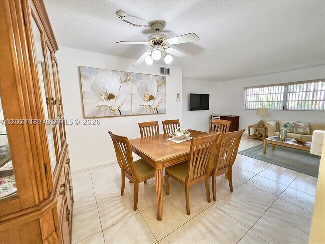 Building Photo - 501 Blue Heron Dr