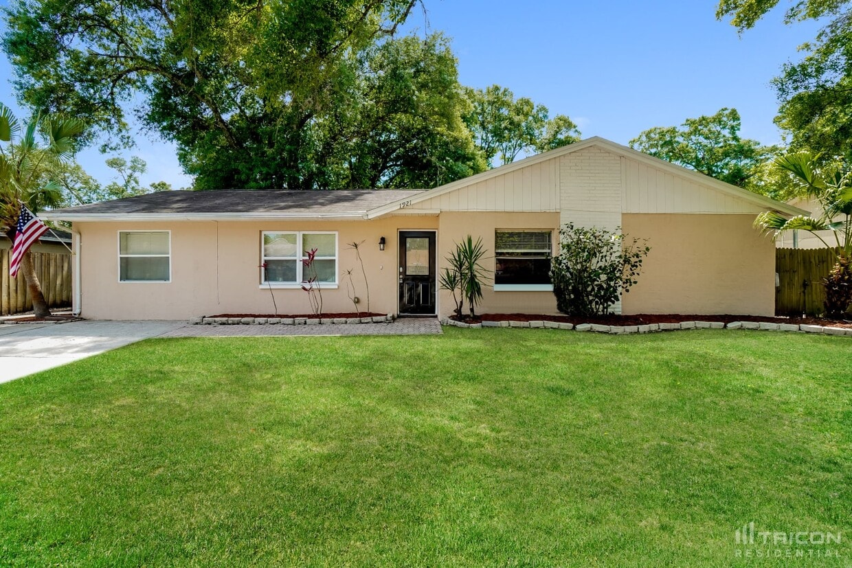 Foto principal - 1921 Cedarbrooke Dr