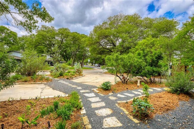 Building Photo - 2115 Barton Hills Dr