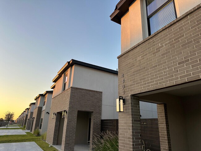 Foto del edificio - 4900 Tyler Ave