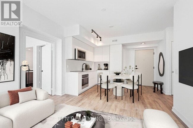 Photo du bâtiment - 327 King St W