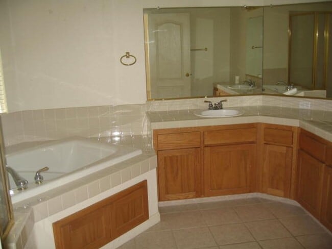 Building Photo - N.E. Fresno Newer Home, 3 car Garage, Like...