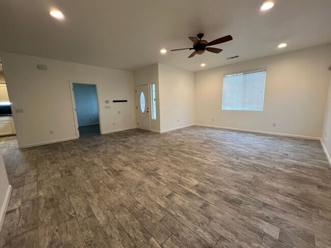 Foto del edificio - 2724 TECOPA AVE- 5 BEDROOM 2 BATHROOM + OF...