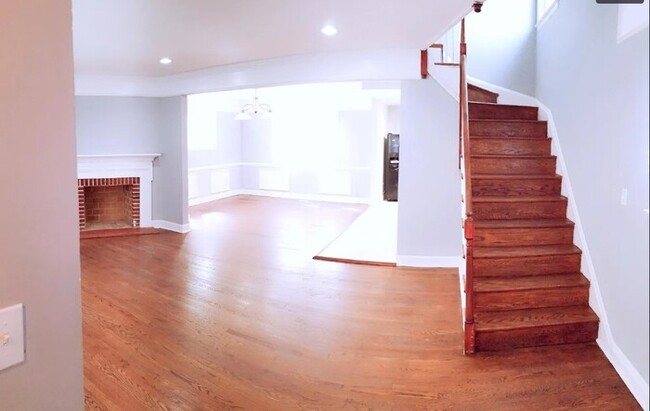 Building Photo - Beautiful Townhome