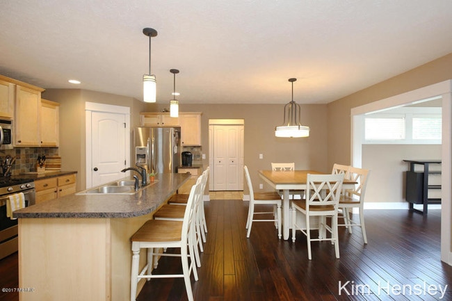 Building Photo - 9741 Sunset Ridge Dr NE