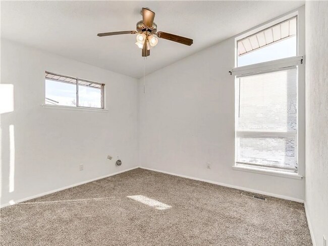 Building Photo - Chic 3-Bed 2-bath in Oklahoma City