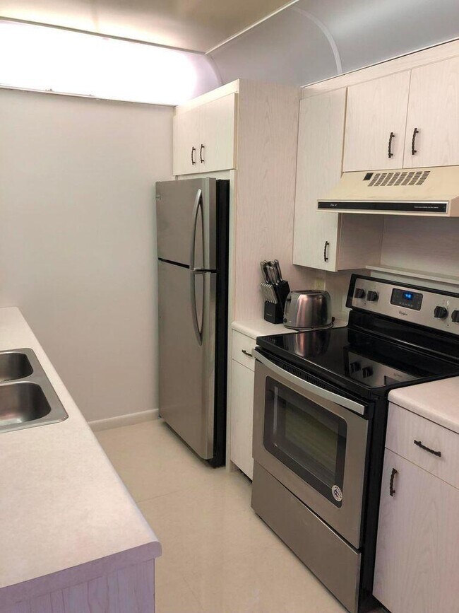 Building Photo - 2059 Ainslie Dr