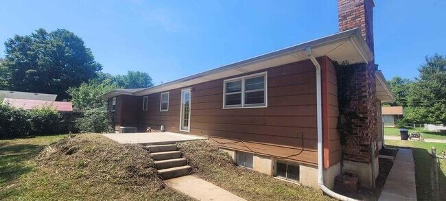 Building Photo - 918 S Luster Ave