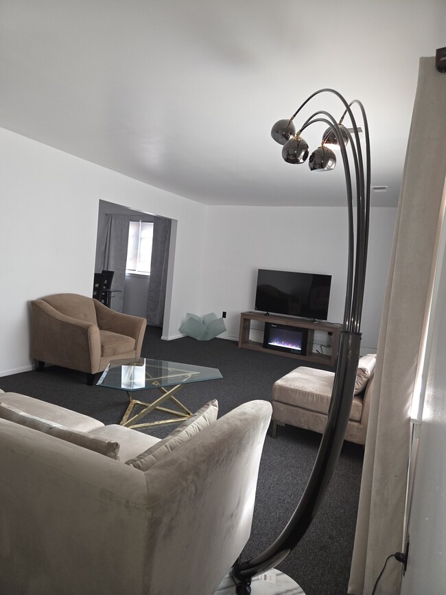 Building Photo - 213 E 9th Ave