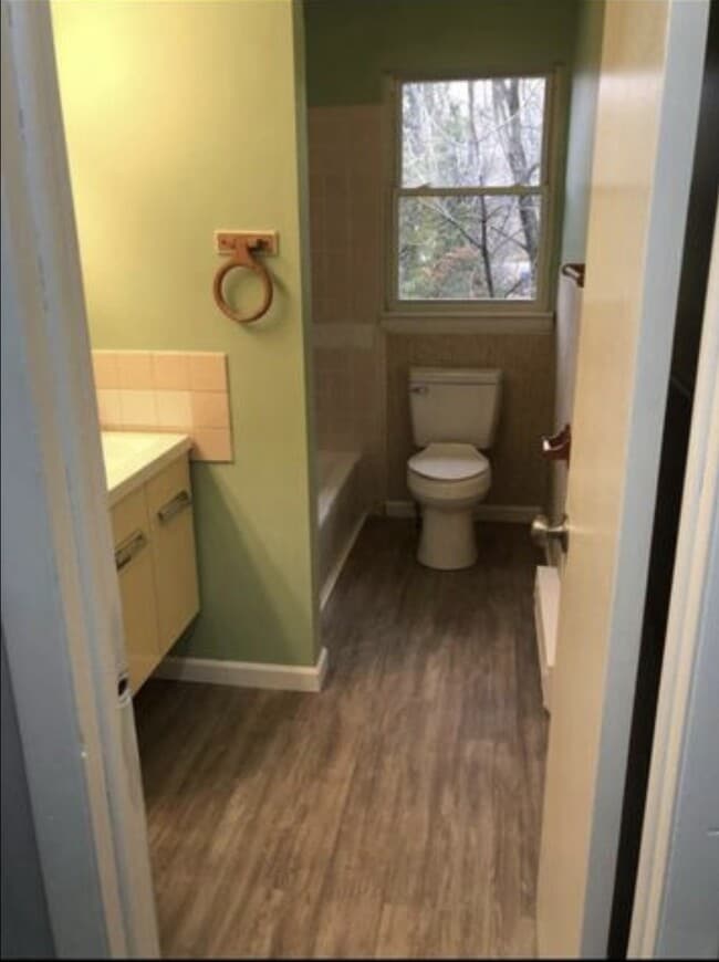 Building Photo - 598 Chestnut St