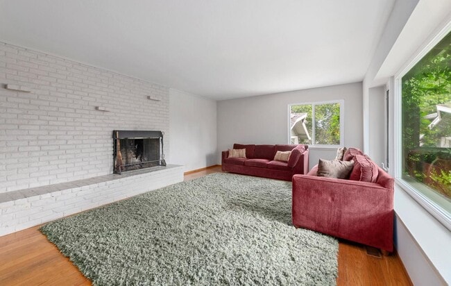 Building Photo - 376 La Cuesta Dr