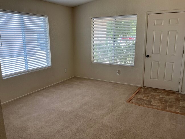 Foto del edificio - 4402 S Jasmine Ave