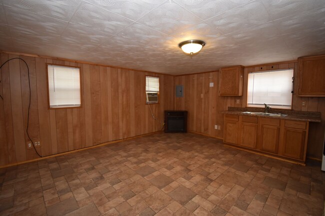 Building Photo - Nice, conveniently located 1 bed home.