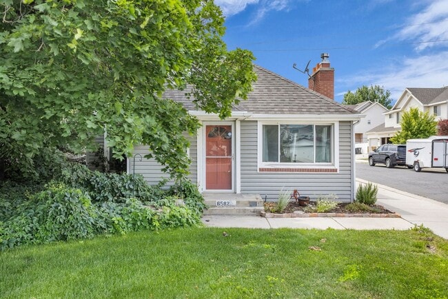Beautiful and Bright 2 Bedroom 1 Bathroom Home in Murray!! - Beautiful and Bright 2 Bedroom 1 Bathroom Home in Murray!!
