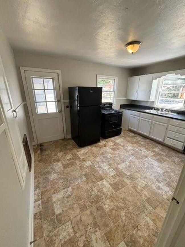 Building Photo - BELOW MARKET RENT!
