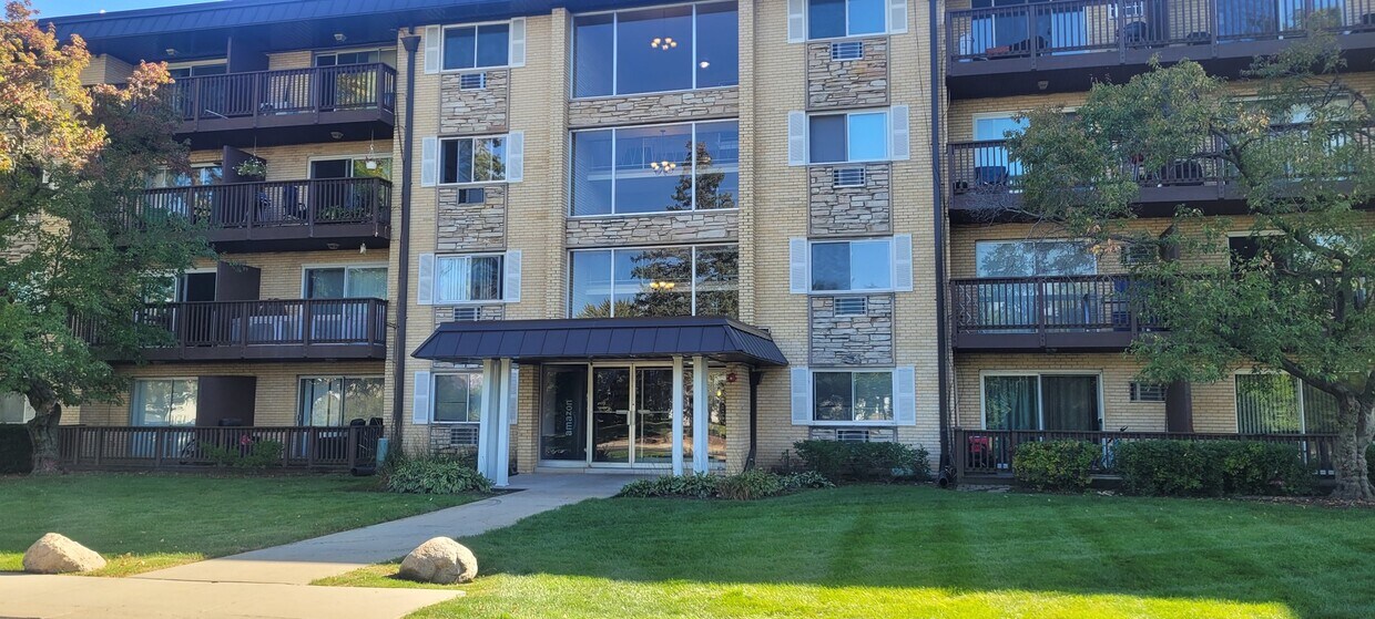 Foto principal - 2214 S Goebbert Rd