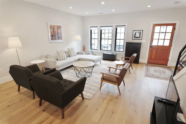 Foto del edificio - Luxury Rowhouse Living in Columbia Heights (w/Solar!)