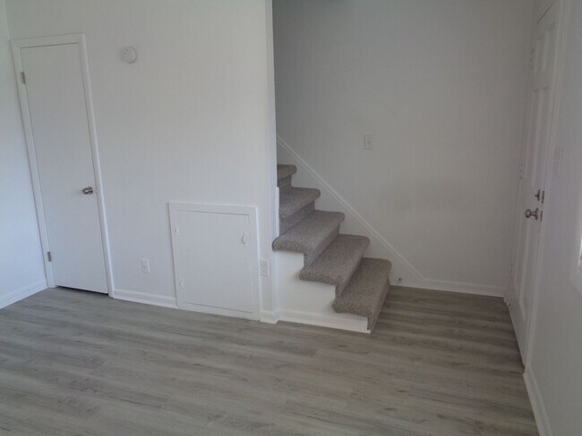 Building Photo - Remodeled One Bedroom Townhouse Apartment ...