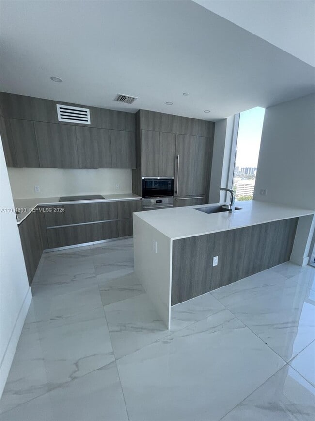 Foto del edificio - 17550 Collins Ave