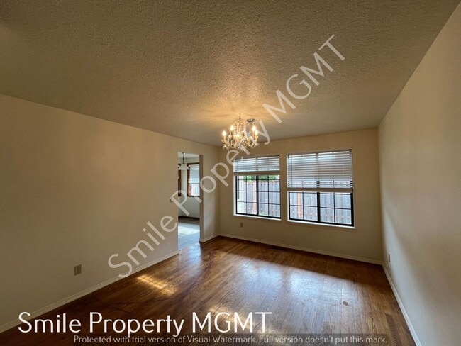 Building Photo - Three Bedrooms single house in NE Portland with double garage