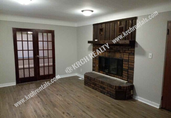 Building Photo - 3-Bedroom Home Near Grocery Stores and Sho...