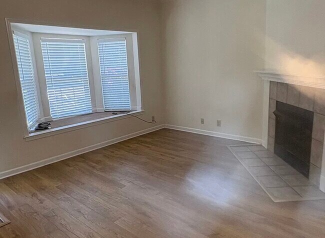 Ventanal y chimenea en la sala de estar. - 2121 Hwy 12 S