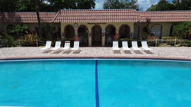 Foto del edificio - 251 S Cypress Rd