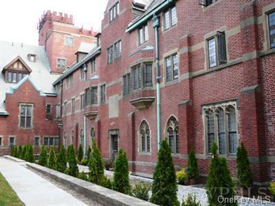 Primary Photo - 306 Chateau Rive
