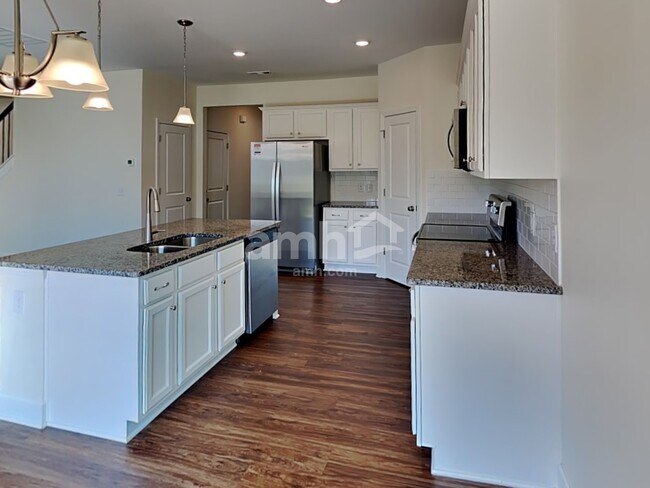 Building Photo - 3035 Esquire Dr