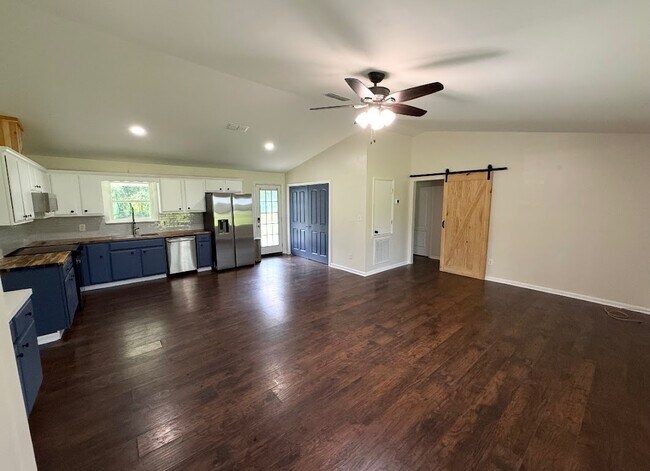 Building Photo - 121 Country Dr