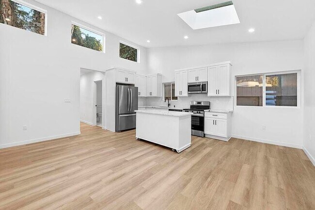 Foto del edificio - 739 N Formosa Ave