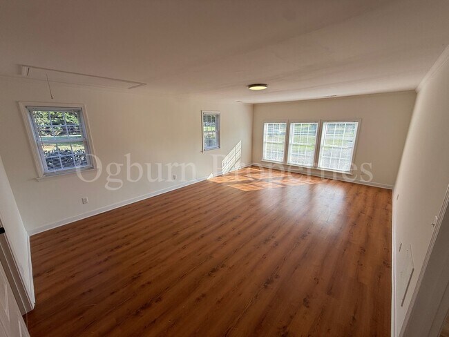 Foto del edificio - 1747 Piney Grv Rd