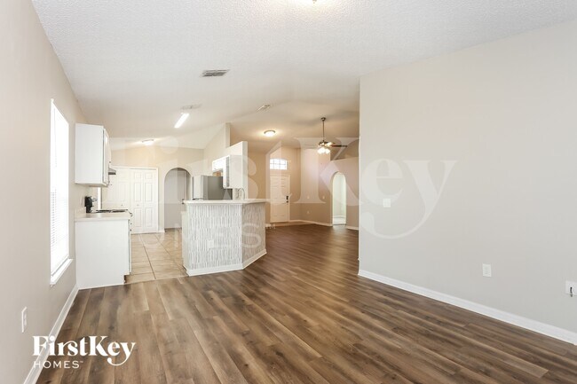 Foto del edificio - 8113 Misty Meadow Ct N