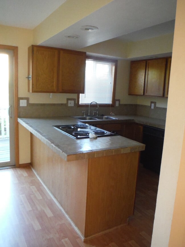 Building Photo - Cute 3 Bedroom Condo w/ Bonus Room - Walki...