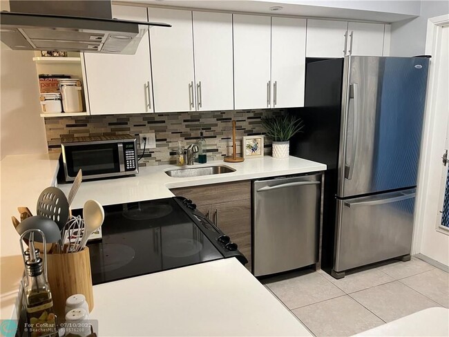 Foto del edificio - 981 Hillcrest Ct