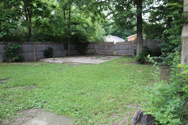 Building Photo - 3125 N Gladstone Ave