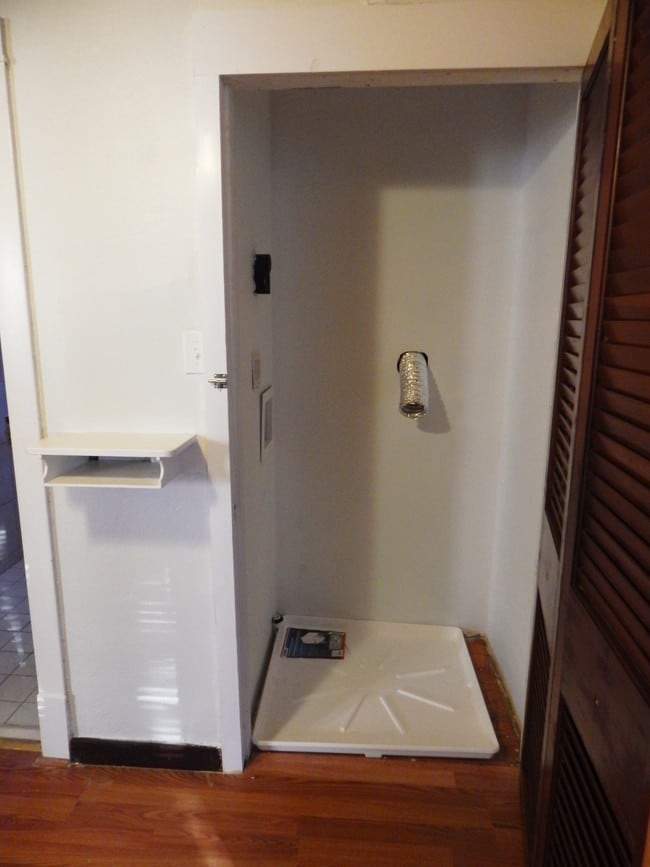 Laundry closet - 4417 Rosa Ave