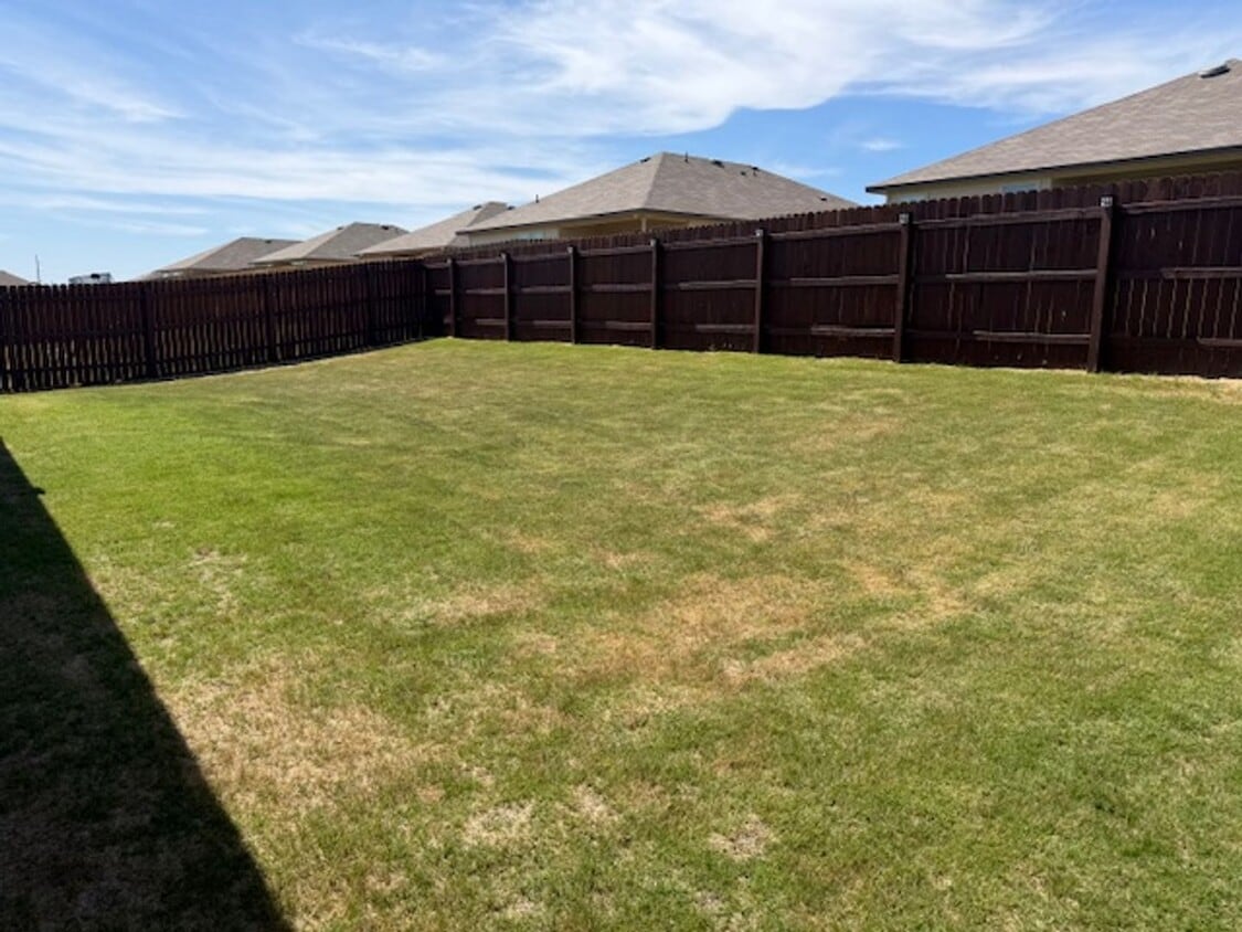 Building Photo - 4 Bedroom 2 Bath in Mesa Verde