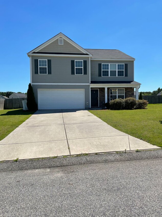 Primary Photo - Lovely 5 Bed 3 Bath Home with Community Am...