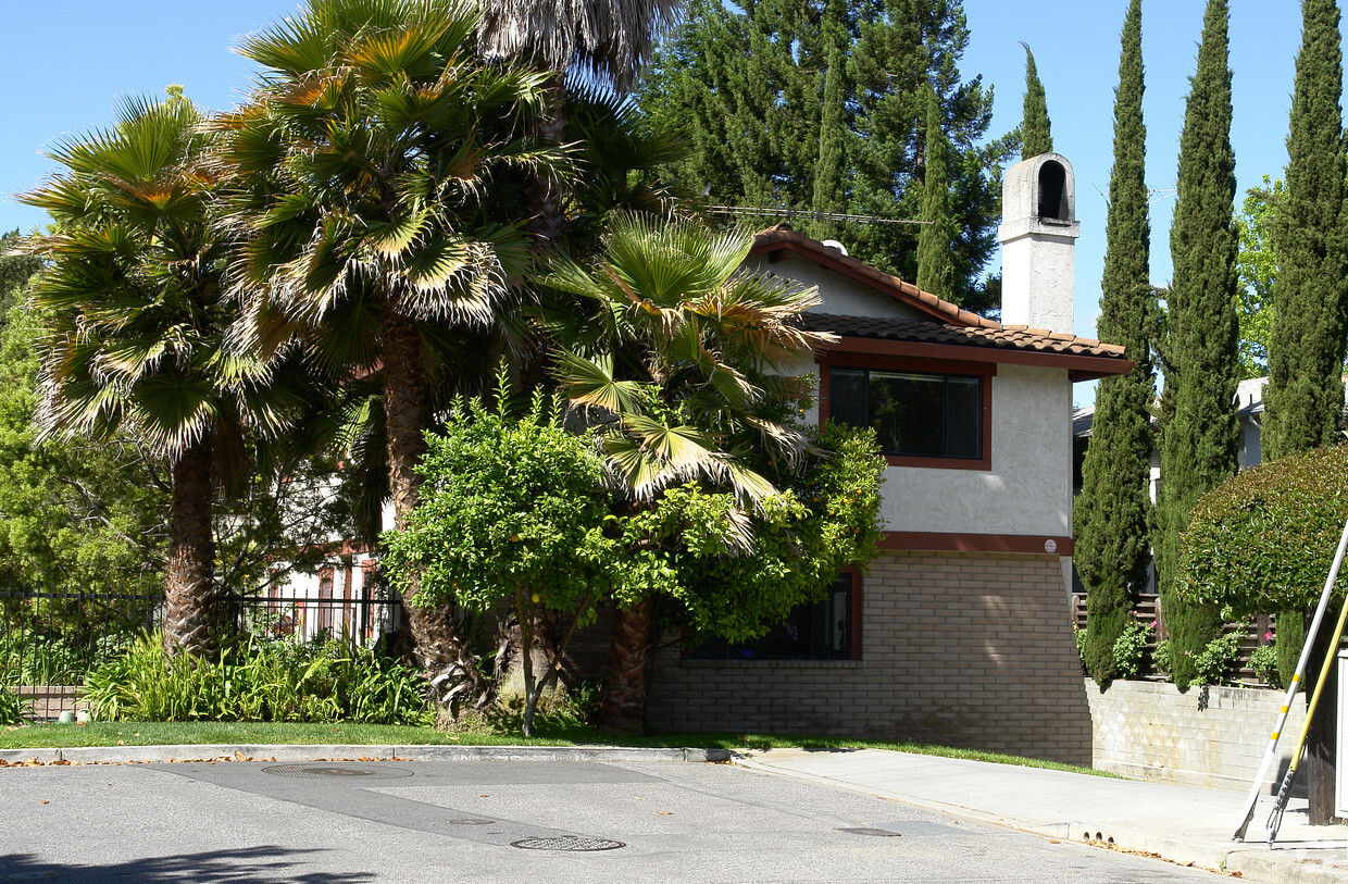 Foto del edificio - 1002 Roble Ave