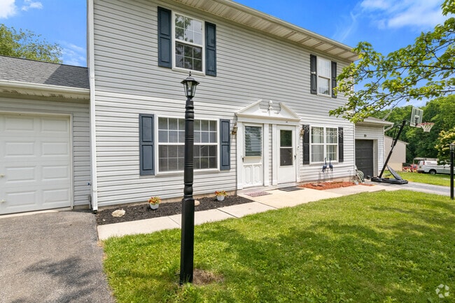 Building Photo - 2957 Solar Dr