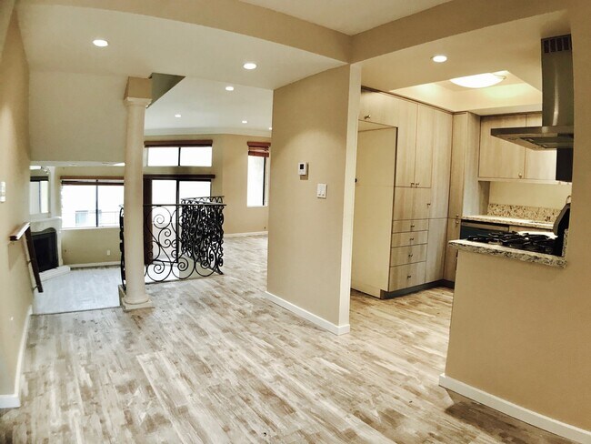 Foto del edificio - Beautiful Townhouse in Prime Glendale Area!