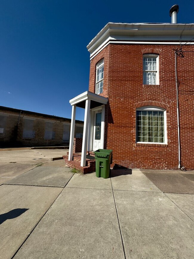 Building Photo - Charming 2Bed/2.5Bath in Washington Vilage...