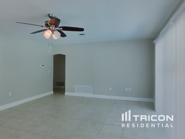 Building Photo - 1456 Lakeview Dr