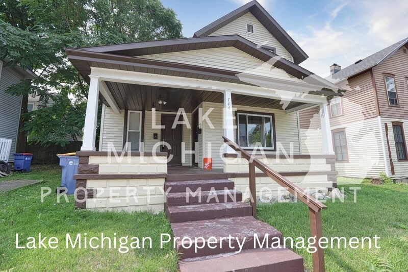 Foto principal - 744 Lake Michigan Dr NW